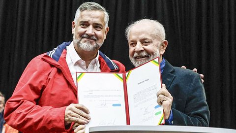 Lula e Eduardo Leite em São Leopoldo (RS), anunciando medidas de assistência ao Rio Grande do Sul em 15/05/2024 - Imagem: Reprodução / Ricardo Stuckert / PR / Agência Brasil