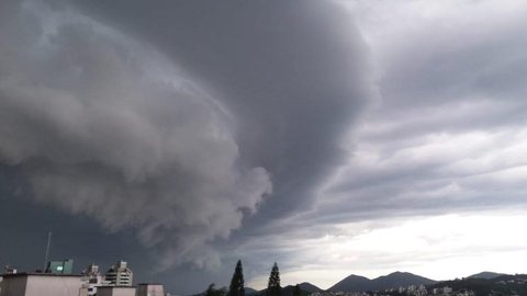 Nuvem gigante chamada ‘shelf cloud’ volta a aparecer em Florianópolis