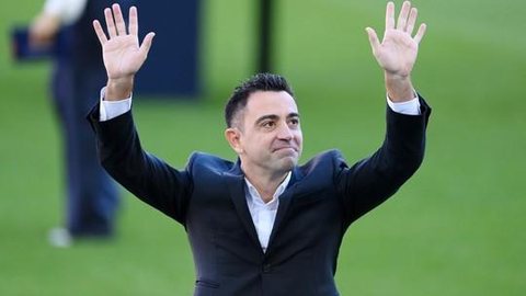 Xavi é apresentado como novo técnico do Barcelona e diz: “Estou muito esperançoso”