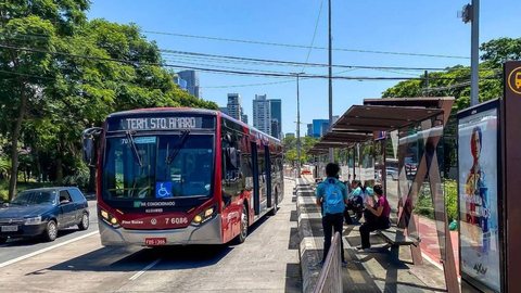 A medida da Prefeitura de São Paulo busca aumentar a eficiência do transporte público na cidade - Imagem: Édson Lopes / SECOM