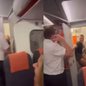 VÍDEO - casal é flagrado fazendo sexo em banheiro de avião - Imagem: reprodução Twitter