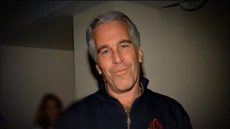 Arquivos do caso Epstein geram nova crise após exposição indevida de vítimas em documentos oficiais - Imagem: Reprodução