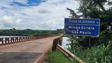Não há previsão para a liberação da ponte, e o DER-MG orienta motoristas a respeitarem a sinalização de interdição - Imagem: Divulgação/ DER-MG