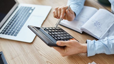 A adesão deve ser feita pelos canais oficiais da PGFN, onde é possível consultar pendências e simular condições de pagamento disponíveis - Imagem: Reprodução/ freepik