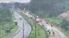 Forte chuva na Grande São Paulo provoca alagamentos e congestionamentos severos na Régis Bittencourt, afetando motoristas - Imagem: Reprodução/Arteris