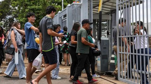 Estudantes que concluíram o ensino médio e fizeram o Enem 2024 ou 2025 podem se inscrever para bolsas de estudo no Prouni - Imagem: Reprodução/Marcelo Camargo/Agência Brasil