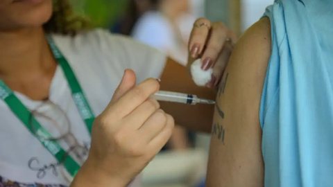 Apesar da inclusão da vacina contra Covid-19 no calendário de imunização, menos de 40% das doses foram aplicadas até 2025 - Imagem: Reprodução/Tomaz Silva/Agência Brasil