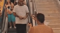 Marcelo e Guilherme enfrentam ataques homofóbicos após pedido de casamento em shopping de Araraquara, gerando indignação nas redes sociais - Imagem: Reprodução/Redes Sociais