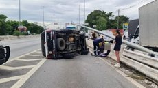 Capotagem de viatura da Polícia Civil na Marginal Tietê gera lentidão no trânsito e mobiliza equipes de resgate - Imagem: Divulgação/ Policia Militar