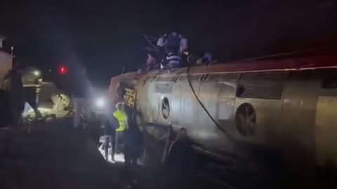 Cinco pessoas morreram e várias ficaram feridas após o descarrilamento de trens de alta velocidade em Adamuz, perto de Córdoba - Imagem: Reprodução/X