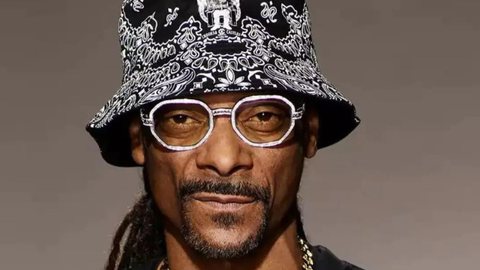 Snoop Dogg, que participou do revezamento da tocha em Paris, agora se dedica a elevar o espírito dos atletas olímpicos nos Jogos de Inverno - Imagem: Divulgação