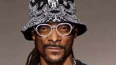 Snoop Dogg, que participou do revezamento da tocha em Paris, agora se dedica a elevar o espírito dos atletas olímpicos nos Jogos de Inverno - Imagem: Divulgação