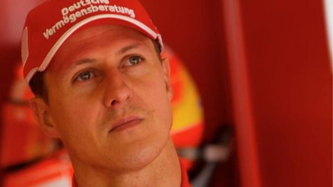 O ex-piloto vive sob cuidados médicos permanentes, com acesso restrito e sem aparições públicas desde o acidente em 2013 - Imagem: Divulgação/ Scuderia Ferrari HP