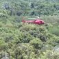 Um helicóptero caiu em Guaratiba, Rio de Janeiro, resultando em três mortes; acidente ocorreu em área de difícil acesso - Imagem: CBMRJ/Divulgação
