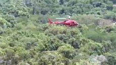 Um helicóptero caiu em Guaratiba, Rio de Janeiro, resultando em três mortes; acidente ocorreu em área de difícil acesso - Imagem: CBMRJ/Divulgação