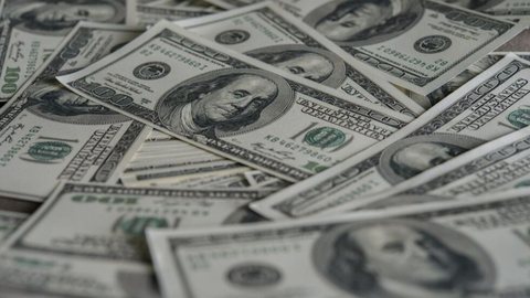 O dólar comercial recua e a Bolsa brasileira avança, enquanto investidores aguardam decisões de política monetária no Brasil e nos EUA - Imagem: Reprodução/Free Pik