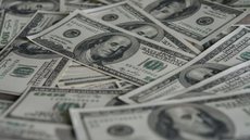 O dólar comercial recua e a Bolsa brasileira avança, enquanto investidores aguardam decisões de política monetária no Brasil e nos EUA - Imagem: Reprodução/Free Pik
