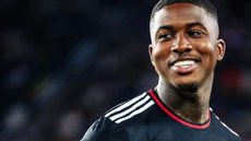 O ex-jogador, que passou pelas categorias de base da seleção holandesa, foi liberado após a prisão, mas segue sob investigação - Imagem: Reprodução/Instagram/Nigel Robertha