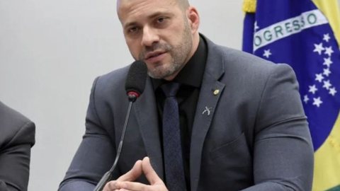 A decisão de renúncia foi comunicada ao ministro Alexandre de Moraes, do STF, e reflete mudanças na estratégia de defesa - Imagem: Reprodução/Instagram
