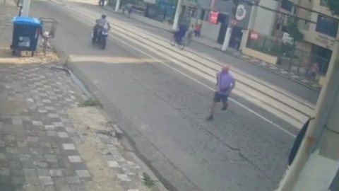 Testemunhas são procuradas pela polícia para ajudar a esclarecer as circunstâncias do acidente que resultou na morte do idoso - Imagem: Reprodução