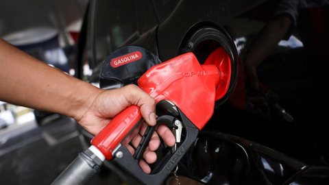 Com a nova queda, o preço da gasolina acumula redução de R$ 0,50 desde dezembro de 2022, refletindo uma queda real de 26,9% - Imagem: Reprodução/Marcelo Camargo/Agência Brasil