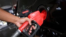 Com a nova queda, o preço da gasolina acumula redução de R$ 0,50 desde dezembro de 2022, refletindo uma queda real de 26,9% - Imagem: Reprodução/Marcelo Camargo/Agência Brasil
