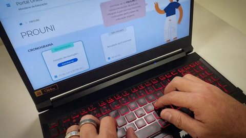 Nesta edição, o Prouni oferece 594.519 bolsas, com a maioria destinada a cursos a distância e oportunidades para grupos minoritários - Imagem: Reprodução/ Juca Varella/Agência Brasil
