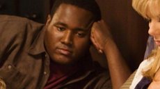 Quinton Aaron, que ganhou fama ao lado de Sandra Bullock, recebe mensagens de apoio de fãs enquanto se recupera de um AVC - Imagem: Reprodução/HBO MAX