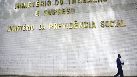 Ministro do Trabalho critica a regra do saque-aniversário, que impede acesso ao FGTS em momentos de demissão e vulnerabilidade financeira - Imagem: Reprodução/Marcelo Camargo/Agência Brasil
