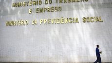 Ministro do Trabalho critica a regra do saque-aniversário, que impede acesso ao FGTS em momentos de demissão e vulnerabilidade financeira - Imagem: Reprodução/Marcelo Camargo/Agência Brasil