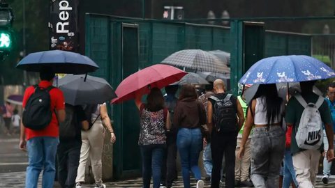 Moradores devem desligar aparelhos elétricos e acionar a Defesa Civil em caso de emergência devido às condições climáticas severas - Imagem: Paulo Pinto/Agência Brasil