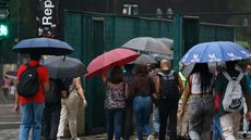 Moradores devem desligar aparelhos elétricos e acionar a Defesa Civil em caso de emergência devido às condições climáticas severas - Imagem: Paulo Pinto/Agência Brasil