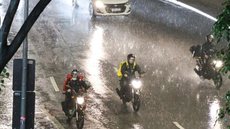 Com quase 50 mm de chuva em uma hora, a capital paulista enfrenta alagamentos e a Defesa Civil reforça medidas de segurança para moradores - Imagem: Rovena Rosa/Agência Brasil