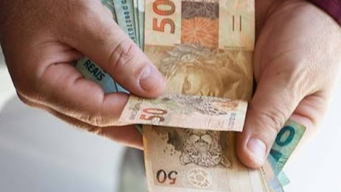Trabalhador recebe valor com descontos obrigatórios - Imagem: Reprodução