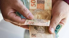 Trabalhador recebe valor com descontos obrigatórios - Imagem: Reprodução