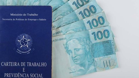 A antecipação do 13º salário é uma prática popular que não gera custos adicionais aos cofres públicos, beneficiando milhões. - Imagem: Reprodução | Freepik