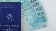 A antecipação do 13º salário é uma prática popular que não gera custos adicionais aos cofres públicos, beneficiando milhões. - Imagem: Reprodução | Freepik