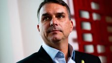 Flávio Bolsonaro deve se reunir com Donald Trump na Casa Branca em meio à crise política envolvendo o caso Banco Master e o filme Dark Horse. - Imagem: Reproduçãoi