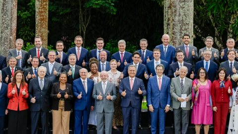 Mudanças atingem áreas estratégicas enquanto 21 ministros permanecem no governo até 2026. - Imagem: Reprodução/PR.