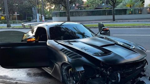 A Mercedes ficou destruída ao bater na árvore. Dias antes, puseram insufilme - Imagem: Reprodução