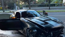 A Mercedes ficou destruída ao bater na árvore. Dias antes, puseram insufilme - Imagem: Reprodução