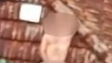 VÍDEO - pelado, homem é flagrado durante ato obsceno em telhado de casa em SP - Imagem: reprodução redes sociais