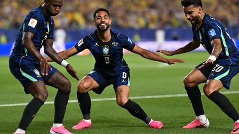 Vini Jr., Matheus Cunha e Lucas Paquetá comemorando gol contra o Haiti - Imagem: Reprodução/MAURO PIMENTEL/AFP
