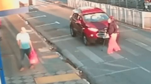 As autoridades investigam o caso para encontrar o motorista e esclarecer as circunstâncias do atropelamento no centro da cidade - Imagem: Reprodução/Redes Sociais