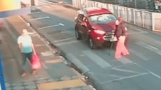 As autoridades investigam o caso para encontrar o motorista e esclarecer as circunstâncias do atropelamento no centro da cidade - Imagem: Reprodução/Redes Sociais