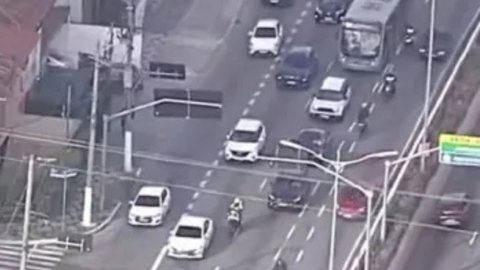 A mobilização dos motoristas deve continuar ao longo do dia, buscando mudanças significativas no texto do projeto de lei em discussão - Imagem: Reprodução/TV Globo
