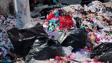 Estabelecimentos comerciais no Brás descartam lixo irregularmente, obstruindo bueiros e aumentando o risco de alagamentos durante chuvas - Imagem: Divulgação/Prefeitura de SP