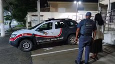 Até o momento, não foram divulgadas informações sobre a idade da criança ou o vínculo com a mulher suspeita de agressão - Imagem: Divulgação/Polícia Militar