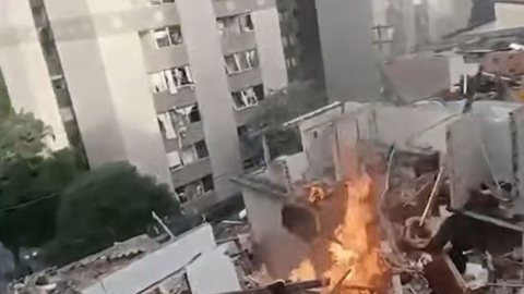 A explosão no Jaguaré resultou em um morto e feridos; auxílio emergencial visa minimizar os danos enquanto investigações ocorrem - Imagem: Reprodução/TV Brasil