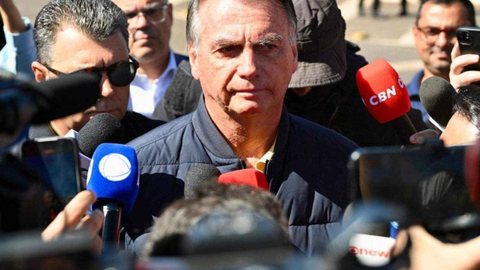 Bolsonaro classifica medidas como 'suprema humilhação' e nega tentativa de fuga, enquanto enfrenta investigações sobre golpe. - Imagem: EVARISTO SA / AFP